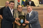 Entrega de homenagem ocorreu no Plenário Francisco Antonio Coelho