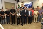 Entrega de homenagem ocorreu no Plenário Francisco Antonio Coelho