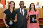 Prêmio a Maisa Santiago foi entregue por João Manoel à representante da aluna e à professora orientadora Magali Rodrigues Serrano