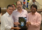 Édio Caniati recebe a homenagem, entre Dirceu e Chico Almeida
