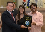 Jussara Gomes Botti recebe a homenagem, entre Trevisan e Chico Almeida