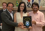 Ada Giusti recebe a homenagem, entre Moschini e Chico Almeida