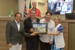 Joussef recebe a homenagem de Ary Pedroso, ao lado de Ronaldo Moschini e Márcia Pacheco