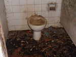 Os três sanitários do banheiro público da base da GCM estão imundos e depredados