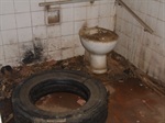 Os três sanitários do banheiro público da base da GCM estão imundos e depredados