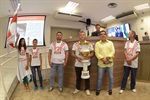 Integrantes da Acadêmicos do Caxambu exibiram o troféu conquistado no desfile do carnaval deste ano
