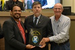 Chico Almeida, o professor João Miguel da Luz Rivero e Camolesi durante a entrega da homenagem