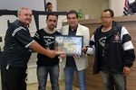 Representantes da sub-sede da Gaviões da Fiel em Piracicaba recebem a homenagem