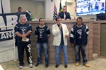 Representantes da sub-sede da Gaviões da Fiel em Piracicaba recebem a homenagem