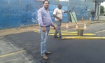 Chico Almeida acompanha construção de lombada no Algodoal