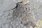 Foto mostra buraco na rua Ângelo Florindo, na Vila Sônia