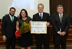 Matheus Erler entrega o título de "Contabilista do Ano" a Paulo Roberto Franhani, que na foto está ao lado da mulher, Silvia, e de Luís Carlos Marin Giusti, presidente do Sindicato dos Contabilistas de Piracicaba