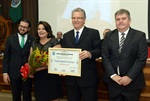 Matheus Erler entrega o título de "Contabilista do Ano" a Paulo Roberto Franhani, que na foto está ao lado da mulher, Silvia, e de Luís Carlos Marin Giusti, presidente do Sindicato dos Contabilistas de Piracicaba