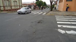Operacao tapa-buraco no cruzamento das avenidas Dona Francisca x Barao de Serra Negra - antes da solicitação