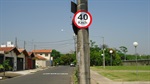 Rua Sidney Brajão recebeu redutor de velocidade e sinalização de solo e vertical