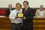 Funcionário da Câmara, João Ricardo Viccino, recebendo a homenagem