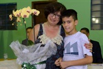 Diretora Solange Zaparoli recebe flores do aluno Cleber