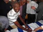 João Manoel durante assinatura de convênio com governador 