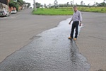 Alto fluxo de água na via de acesso ao bairro