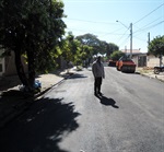 Vereador Carlinhos (PPS) caminhando sobre a rua Martinópolis, recapeada pela Prefeitura