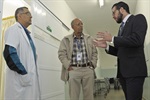 O médico Luiz Henrique Oliveira, o assessor Osvanir Gomes e Erler conversam na UPA