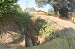 Trecho da estrada municipal Sophia Rehder Mathiessen que precisa de manilhas para evitar a erosão
