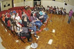 Historiador Fábio Bragança conversando com os alunos