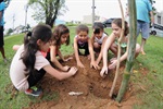 Longatto envolve crianças, pais e professores no plantio de árvores