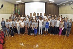 Alunos da Escola Estadual "Pedro de Mello" em foto com Coronel Adriana