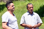 Vereador conversa com Luiz Antônio, pai de alunos da Escola Estadual Professor Helio Nehring