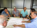Lair Braga leva comerciantes e moradores à Secretaria de Obras