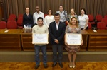 Rodrigo de Lima Albino, representando Aparecida Albino, e Adaltiva Alves Gama receberam a homenagem