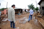 Longatto e o presidente do Semae, José Rubens Frabçoso, acompanham o serviço de implantação de rede de água e esgoto na comunidade Frederico.