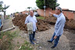 Longatto e o presidente do Semae, José Rubens Frabçoso, acompanham o serviço de implantação de rede de água e esgoto na comunidade Frederico.