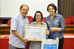 Longatto e Nancy entregaram certificado de participação a Fernanda Manarin
