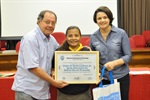 Longatto e Nancy entregaram certificado de participação a Edileuza Feitosa