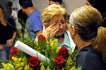 Funcionários entregaram buquê de rosas a Maria Lúcia