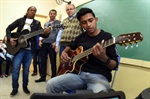Madson Rocha toca violão e pretende seguir profissionalmente