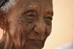 Francisca, de 94 anos, conta que adora brincar e participar de tudo o que os cuidadores propõem