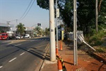 Poste, à direita na foto, foi instalado no meio da calçada após acidente na via