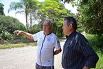 Dirceu conversa com morador Tadeu Aparecido Ramiro sobre asfaltamento do Gran Park
