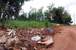 No Residencial São Luiz, área verde apresenta mato alto e é usado para o descarte irregular de lixo