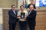 Gilmar Rotta homenageia motorista da prefeitura por gesto humanitário