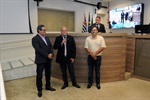 Gilmar Rotta homenageia motorista da prefeitura por gesto humanitário