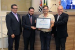 Gilmar Rotta homenageia motorista da prefeitura por gesto humanitário