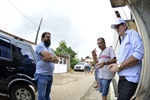 Chico Almeida conversa com moradores do bairro Algodoal.
