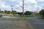 Foto mostra como estava, em 2017, a região da rotatória situada no encontro da avenida Marechal Costa e Silva com a rua Alberto Coral