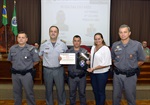 Coronel Adriana homenageia policial que salvou a vida de cidadão