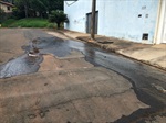 Vazamento de água na rua Piracaia, em frente ao número 110