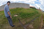 Acúmulo de água em terreno no Pau Queimado gera insegurança em proprietária
